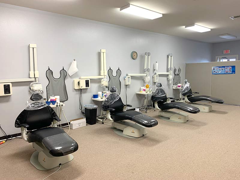 dental-assisting-school-lab Dental Assisting School